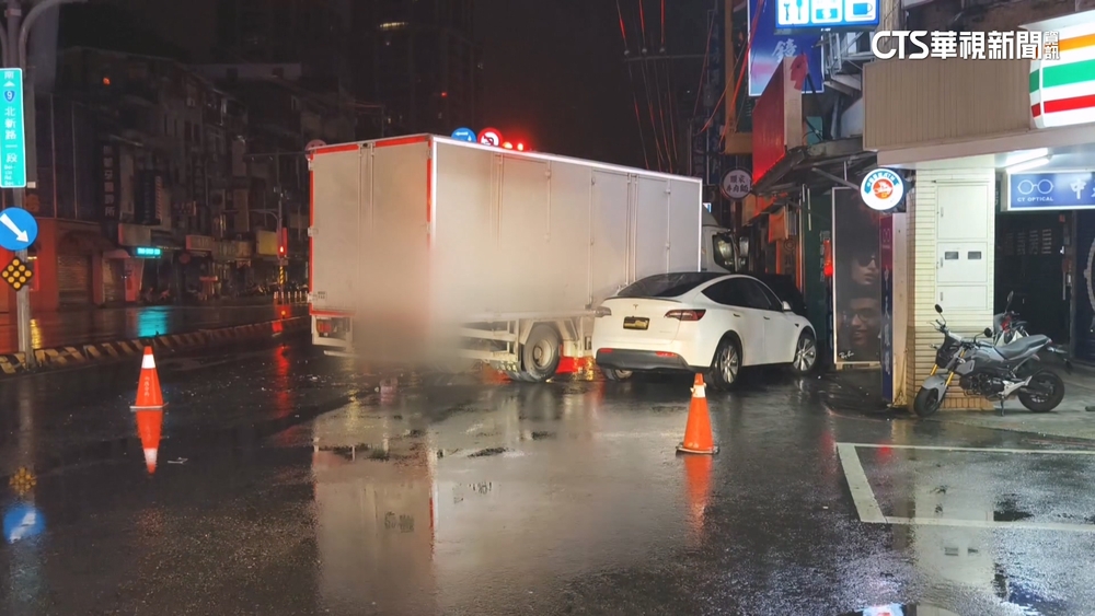 貨車卸完貨準備迴轉　砰！遭酒駕猛撞殃2臨停車