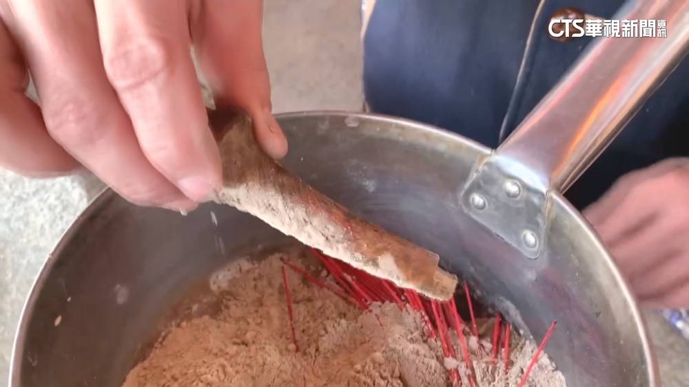 詭！彰化天后宮突發爐　廟方清香灰驚見「塗硃砂骨骸」