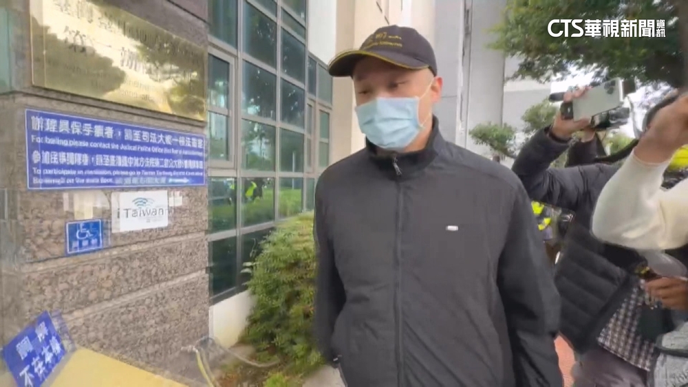 改穿黑外套現身！五億高中生案夏男發監　對鏡頭比YA