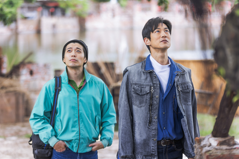 從少年時離家後成長為電影副導演的武雄（鍾承翰飾），陪同阿華（侯彥西飾）搭乘火車重返故鄉