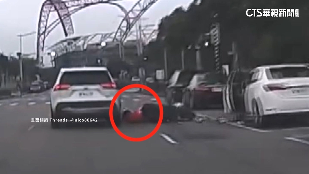 疑未注意路邊車門開遭撞　騎士連人帶車倒地險被輾