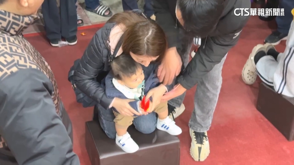 1歲童太神了　擲筊冠軍30萬元大獎抱回家