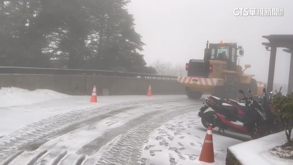 寒流來襲！太平山-1度下冰霰　路面結冰鏟雪車出動