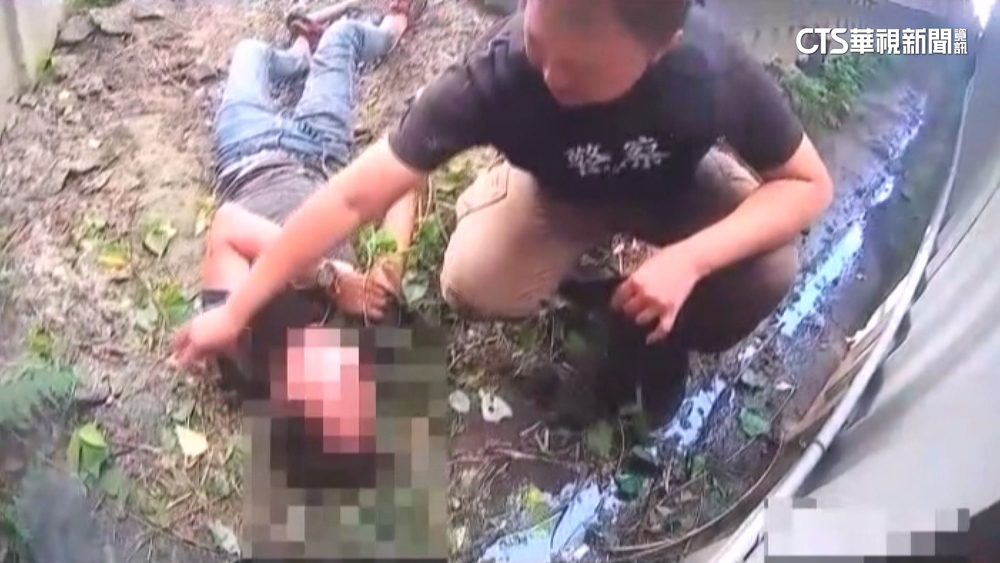 男擁槍躲追緝跳5米圳溝痛苦哀號　警失足墜落幸無礙