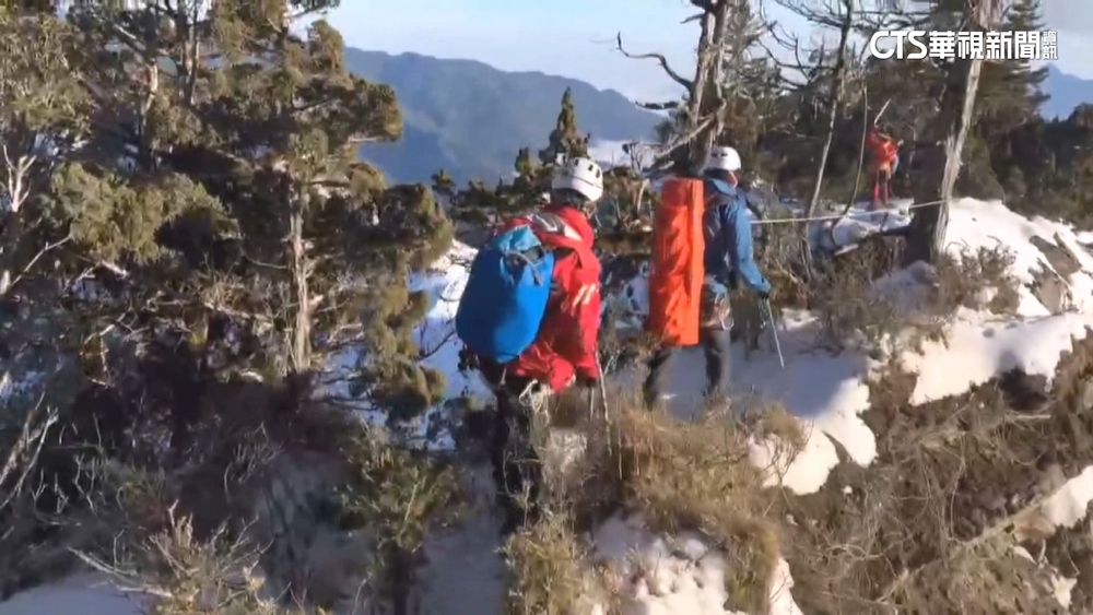 女山友攀馬博拉斯橫斷墜谷　搜救隊雪地驚險垂降