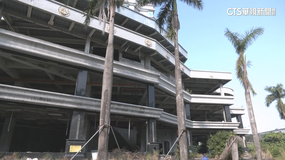 荒廢近20年　高雄觀音山知名地標「鬼樓」拍出1.8億