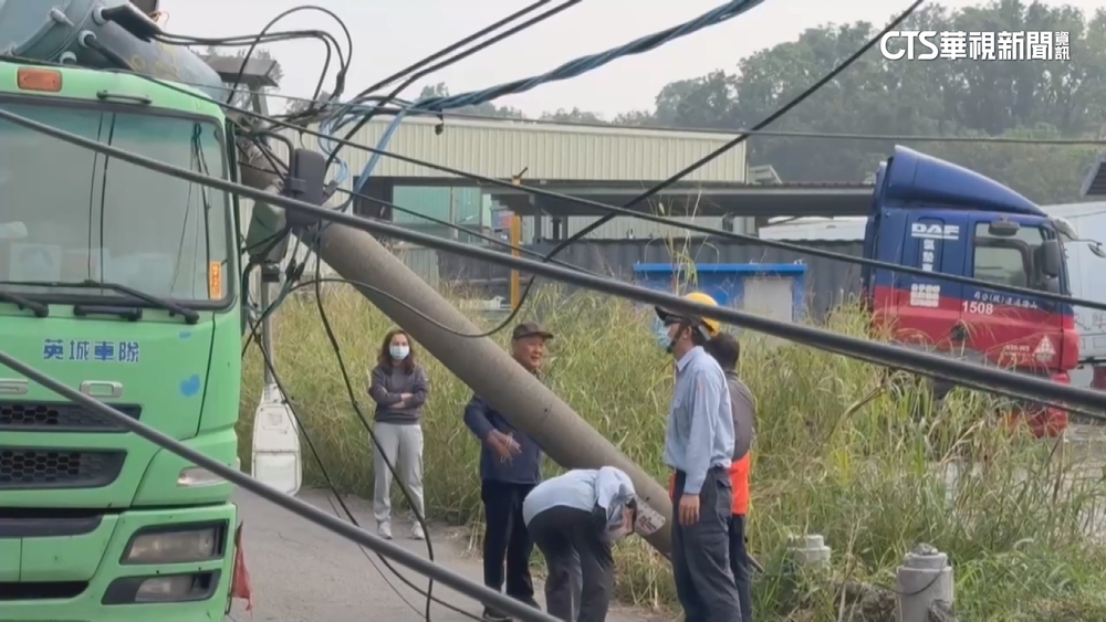 電桿砸貨櫃車！業者控地震纜線垂落釀禍　台電駁斥