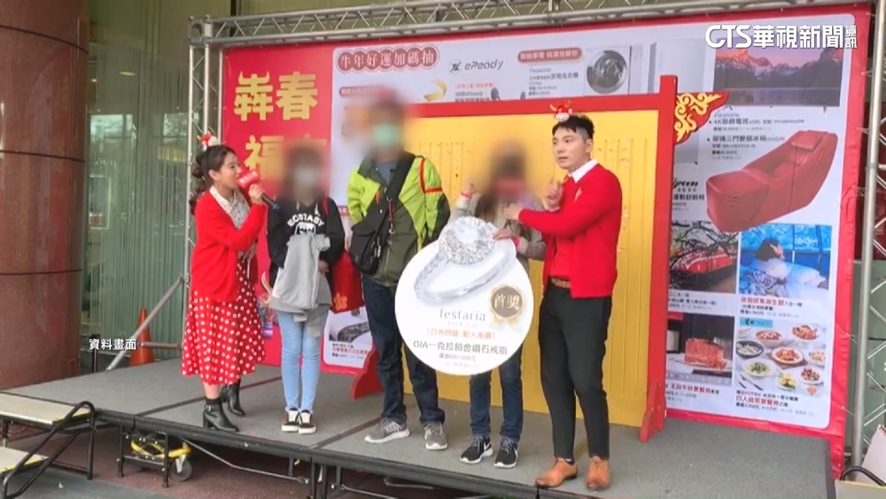 母女連2年抽1克拉鑽戒　老師：機率700億分之1