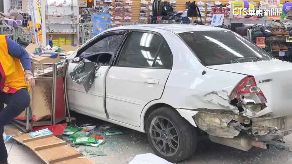 疑未聽見鳴笛！轎車路口擦撞救護車　失控撞鞋店
