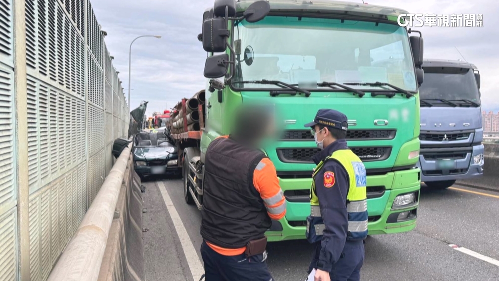 疑超車遭聯結車「夾住」拖行　轎車慘成「夾心餅」