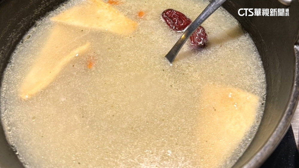 火鍋湯底驚變「蟲湯」　連鎖業者認清洗疏失