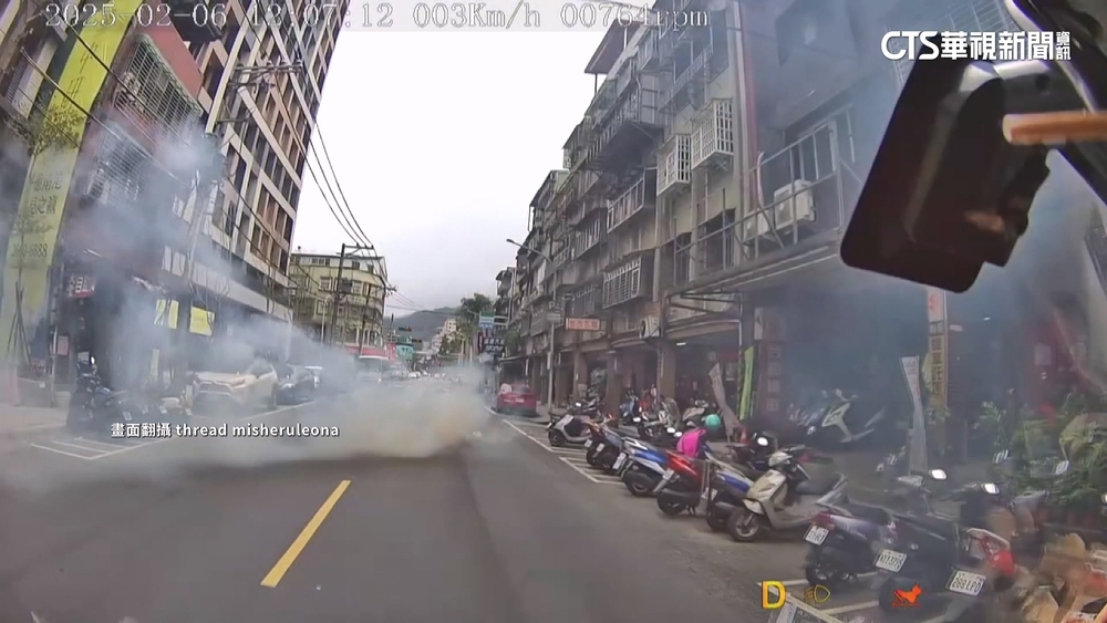 路中央突炸開！　機車急剎　跨越對向車道閃避