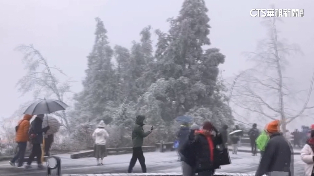 玉山積雪成銀白世界　遊客衝陽明山等嘸雪泡湯取暖