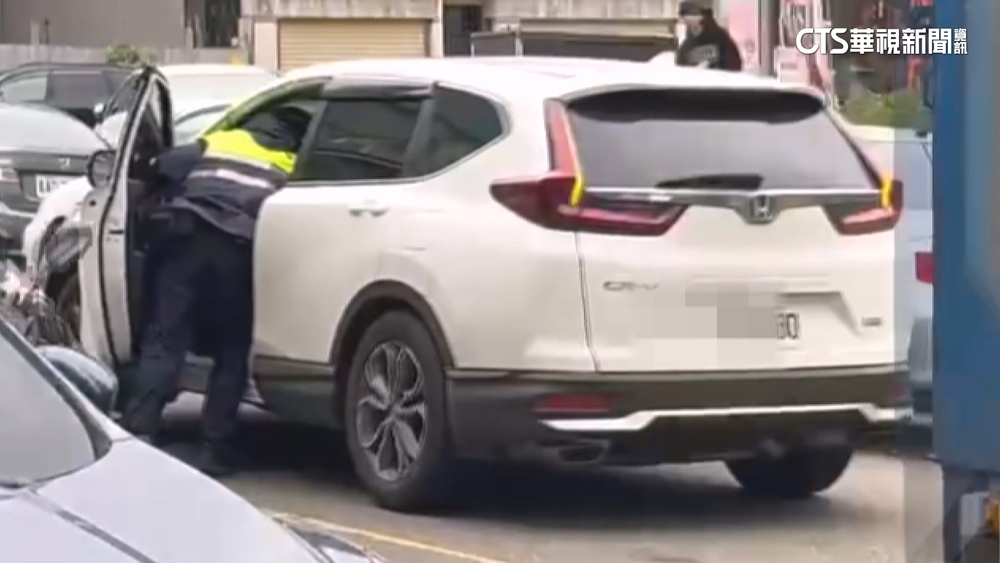 詭停路中！駕駛拒盤查加速逃險拖警　最多罰6萬6