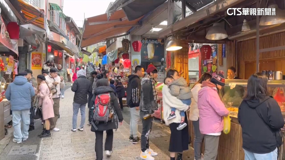寒流+補班日　新北平溪天燈節首日人潮較往年少