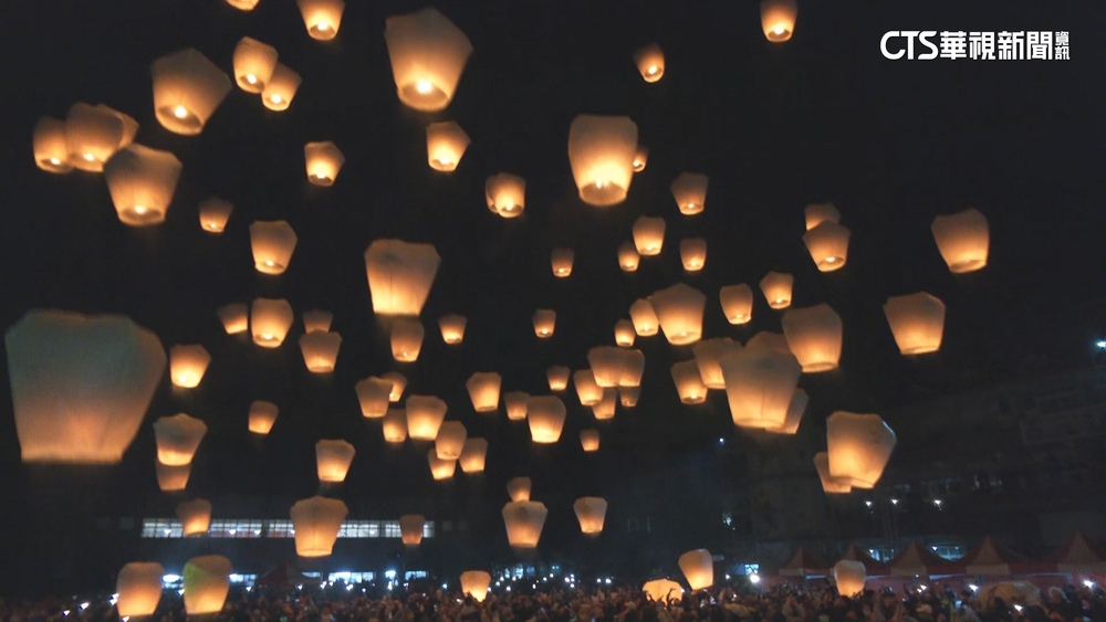 平溪天燈節登場！百盞齊放點亮夜空　李多慧共襄盛舉