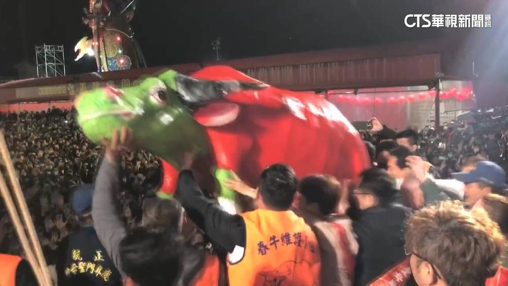 加碼無人機展演！　鹿耳門聖母廟萬人搶春牛場面一度失控