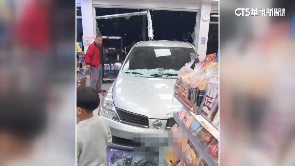 誤把油門當剎車！駕駛失控撞進超商　碎片掉滿地