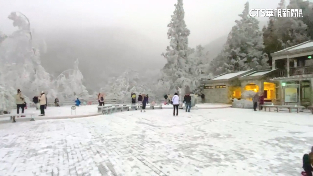 寒流發威！宜蘭太平山冰霰未融　銀白雪景美翻
