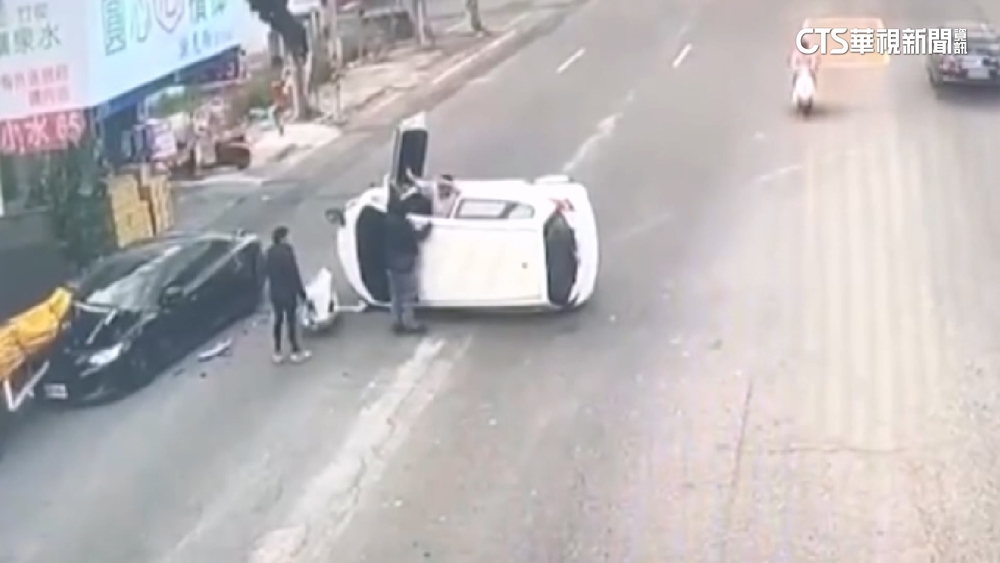 上班路開到「度估」？　休旅車猛撞路邊車再推撞大貨車