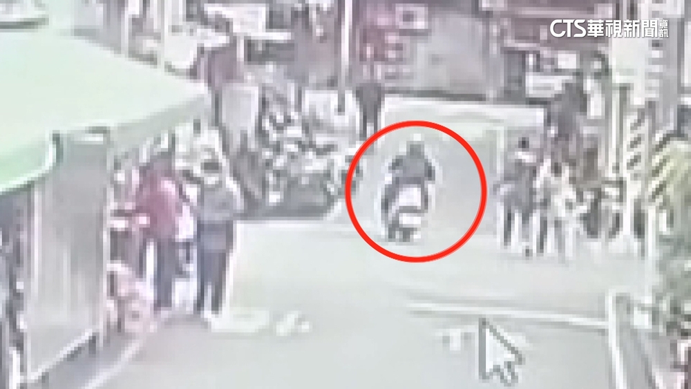 「閃紅燈」秒變「紅燈」　騎士才過路口就被攔開單