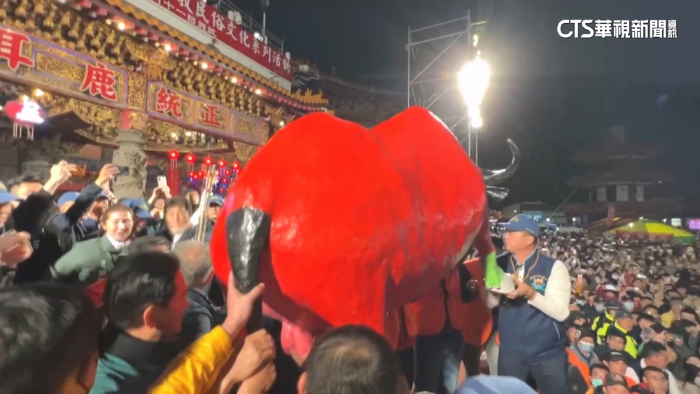 鹿耳門聖母廟萬人搶春牛　場面一度失控「女遭鎖喉」