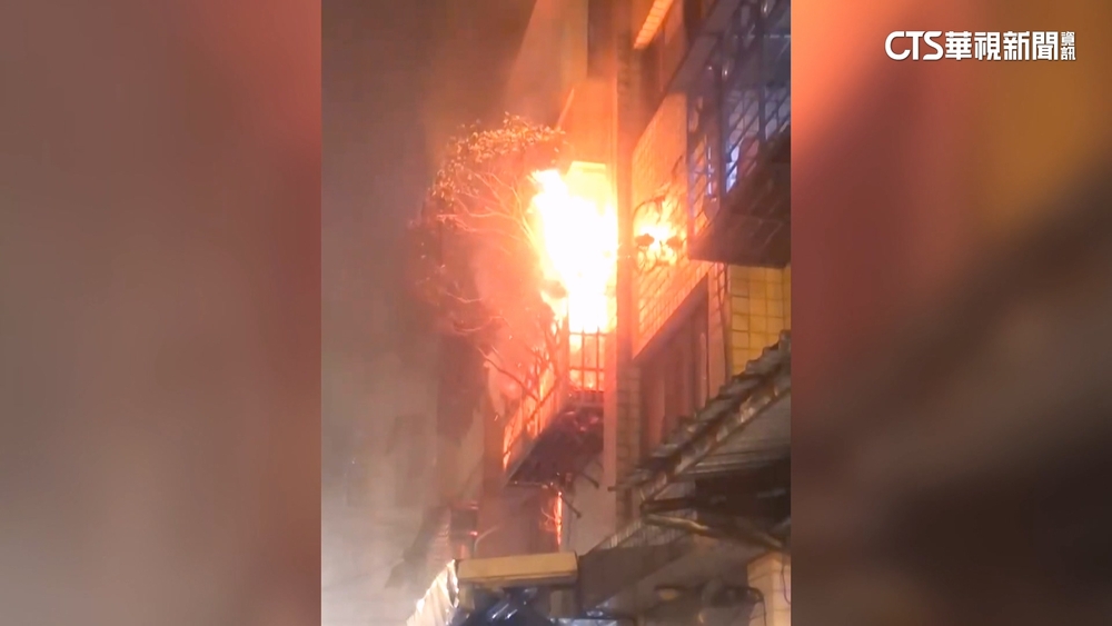 土城公寓凌晨竄火傳爆炸聲 消防灌救疏散26人