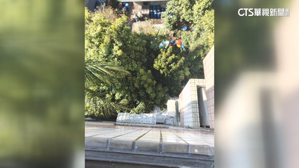 6歲男童疑為撿玩具5F墜2F屋頂　幸無生命危險