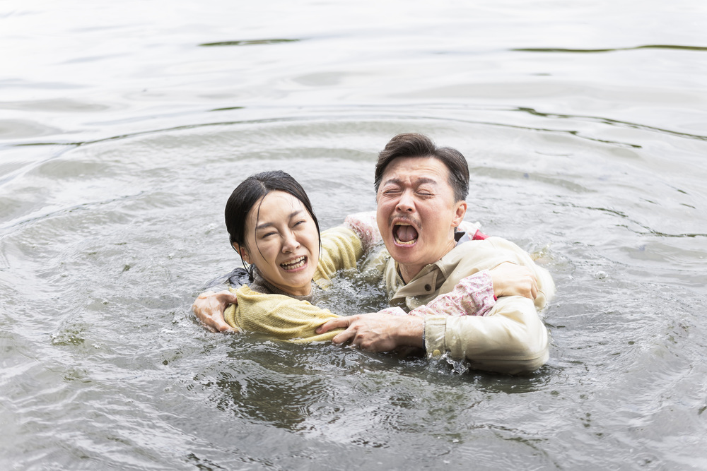 超人氣台劇《火車來去》落水橋段成爆笑亮點　網笑：西北雨下的剛剛好