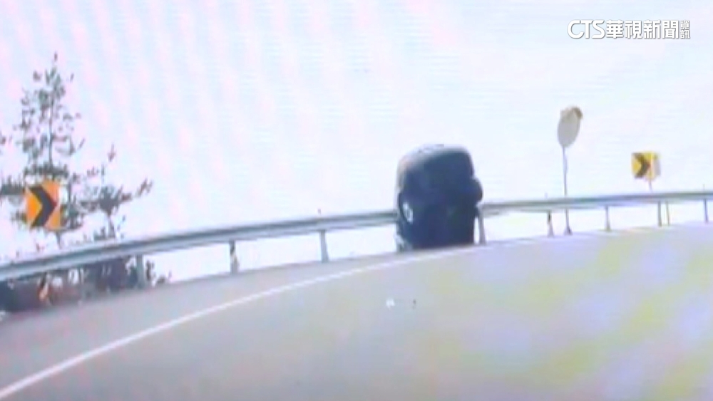 男子武嶺開車下山墜谷　「3大關鍵」驚險保命