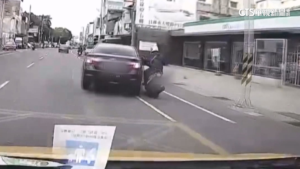 轎車突右切撞翻騎士　駕駛沒查看反加速逃逸