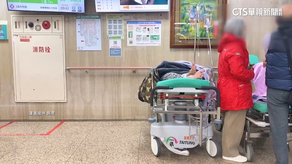 等不到床位！醫院急診室擺出「滿床壅塞」告示牌