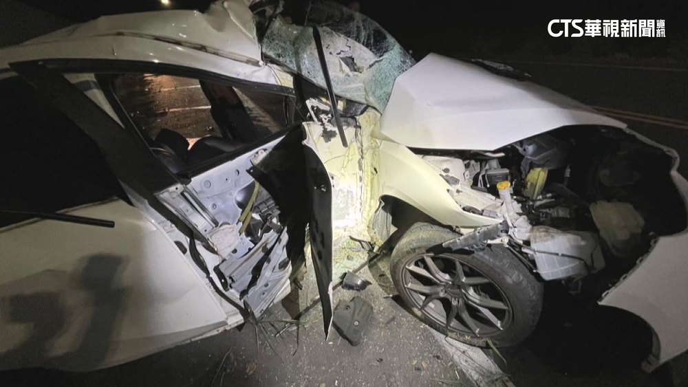 高速過彎失控撞電桿　車體變形冒煙.男遭夾受困