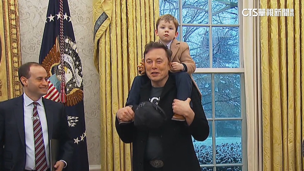 馬斯克肩背4歲萌兒X現身！川普化身「慈祥爺爺」介紹