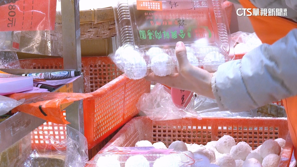 小過年！　南門市場「搖元宵」熱賣　想吃得多掏錢