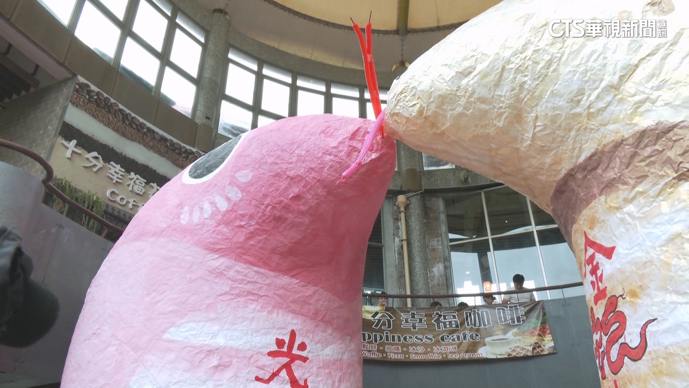 平溪天燈節溼答答不減遊興　「蛇年雙心」浪漫亮相