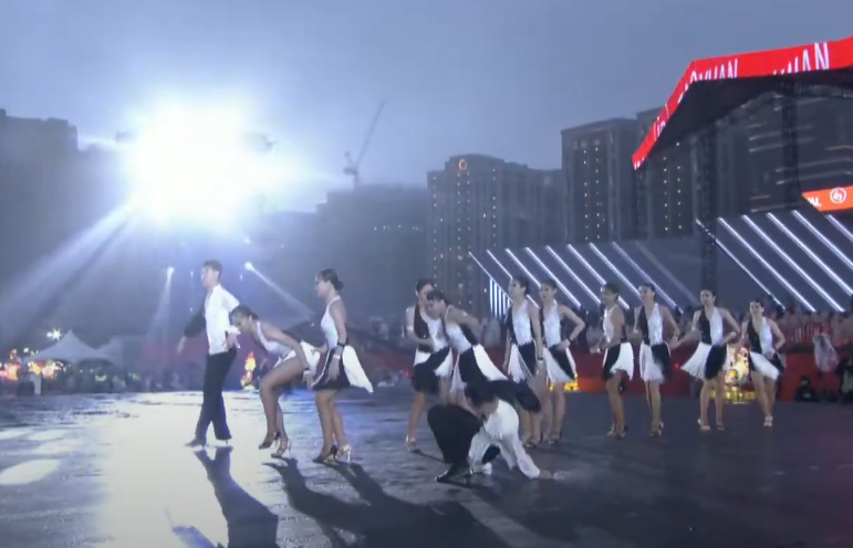 台灣燈會雨中表演頻慘摔　受傷舞者心痛還原：邊淋雨邊跳