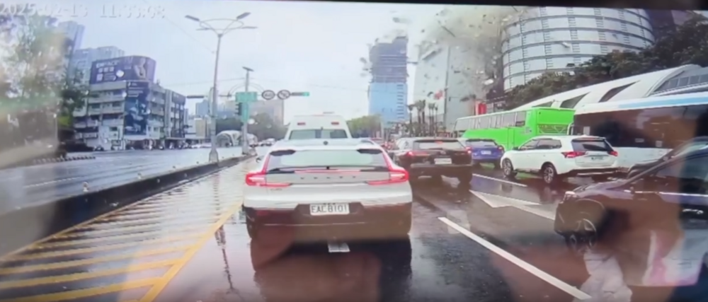 新光三越爆炸瞬間畫面曝　疑似12樓裝潢拆除施工導致