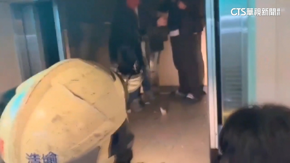 台中新光三越驚傳氣爆！　6人一度受困電梯幸獲救