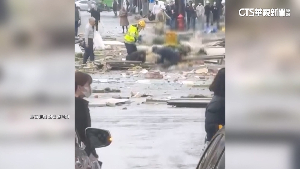 逛三越驚遇氣爆！　多人倒臥百貨前廣場　民眾CPR搶命