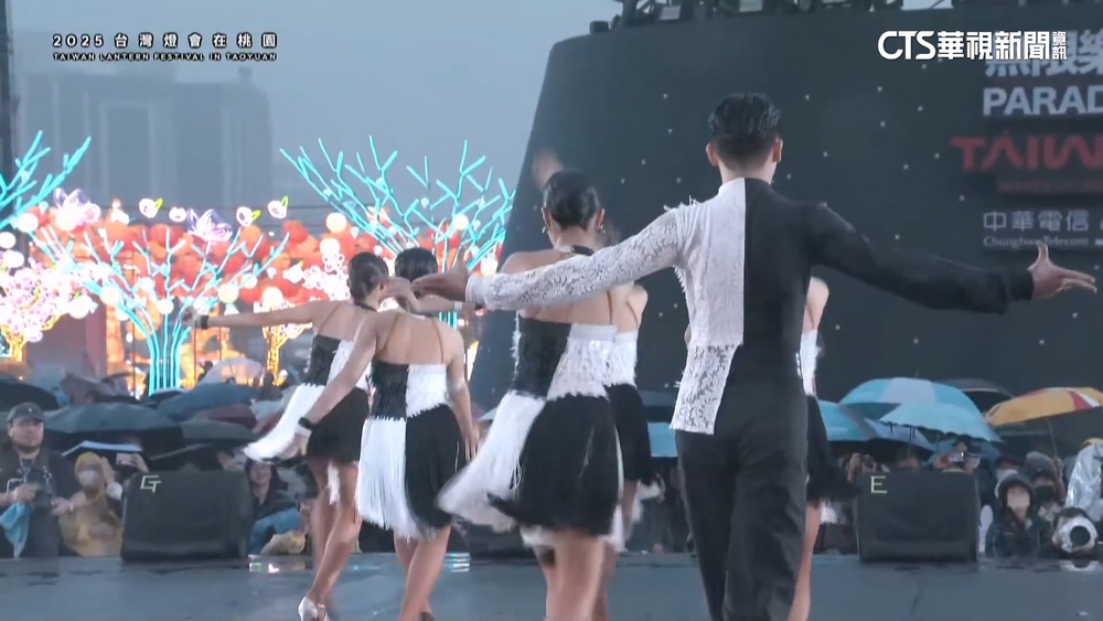 台灣燈會雨中開幕！「舞台濕滑」表演者5分鐘慘摔12次