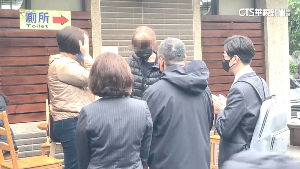 罹難女樓管是家中獨女　家屬痛哭質疑：怎擔監工重責？