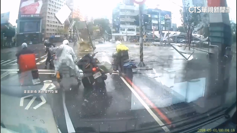 驚險瞬間！外牆鐵皮.磚瓦砸落　騎士棄車驚逃