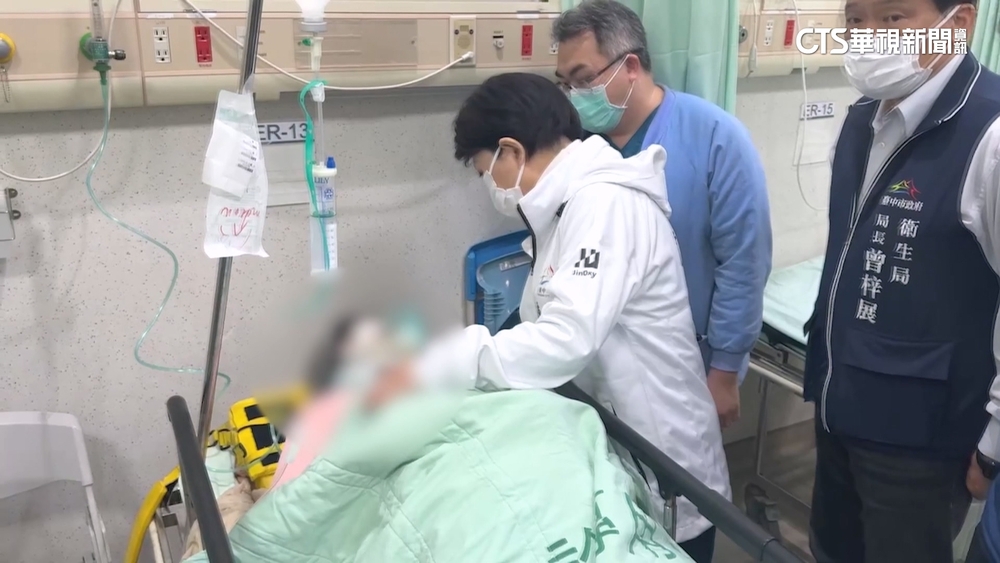 驚恐瞬間曝！　消防直擊澳門一家人行經百貨遭砸中