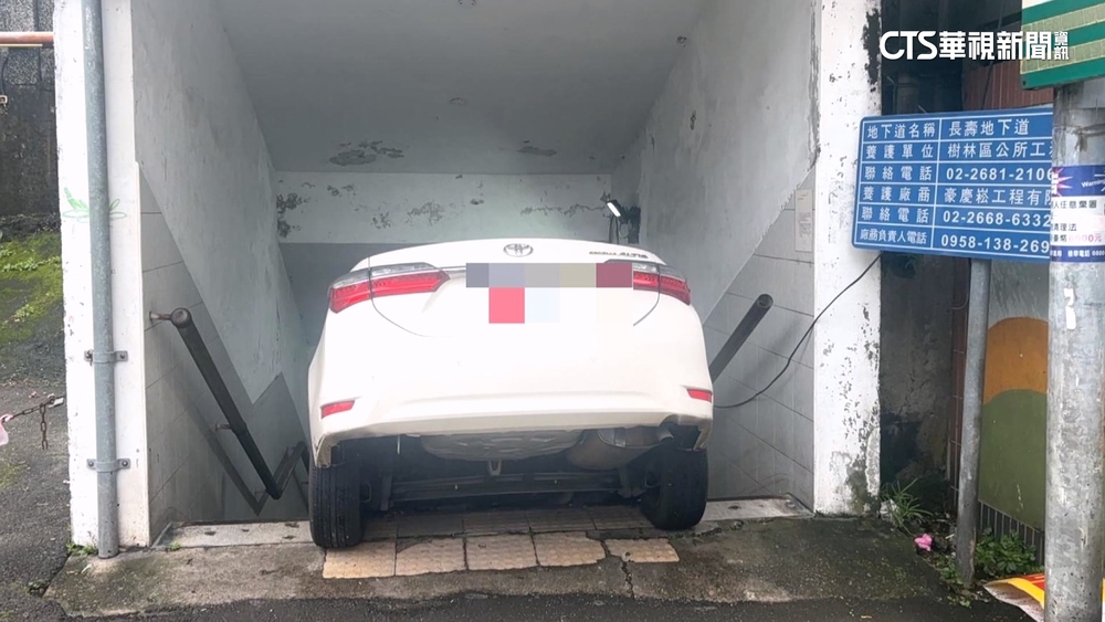 疑不熟路況！　新北女駕駛開車誤闖人行地下道