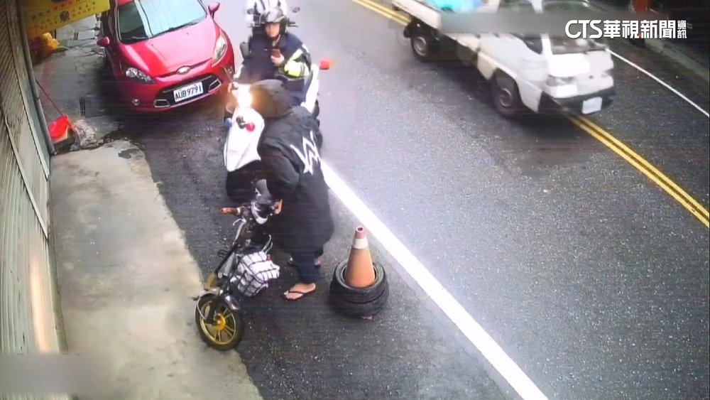 潮牌雨衣太顯眼！　慣竊逃跑「掉鞋」慘摔遭警逮