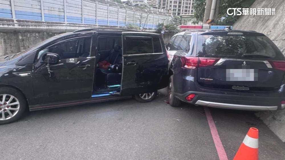 救車釀意外！拖吊車拉正側翻車　突滑落撞警車