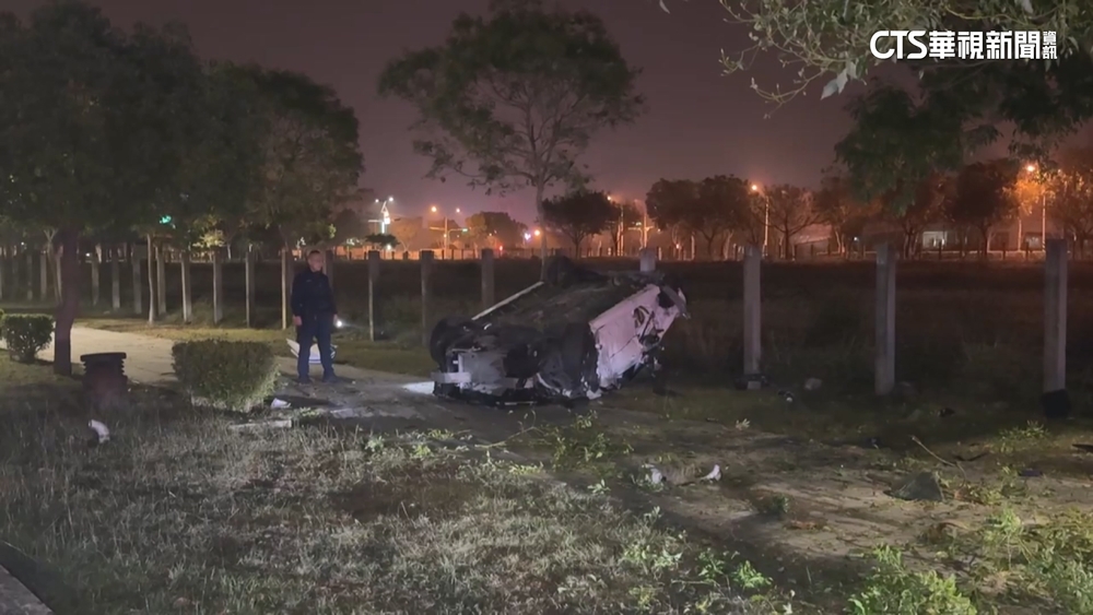 疑霧霾阻視線　轎車擦撞路燈再撞斷路樹翻覆