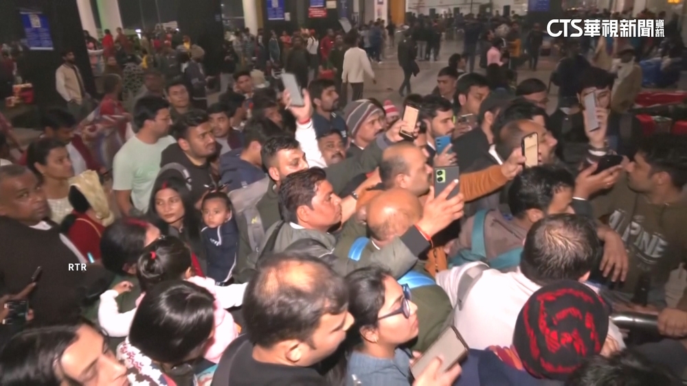 印度新德里火車誤點　乘客搶上車踩踏25死傷