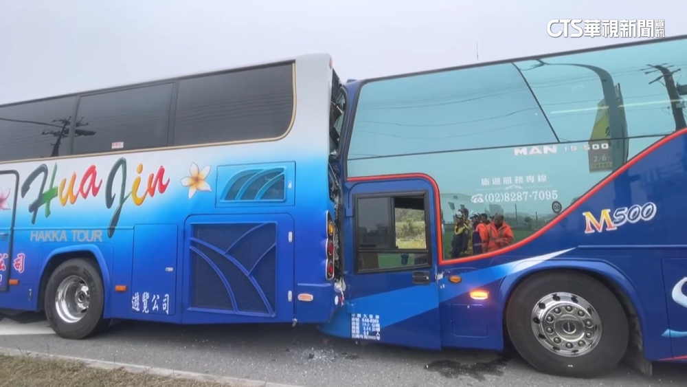 嘉義3連撞24人傷！　疑剎車不及「2遊覽車驚追撞」